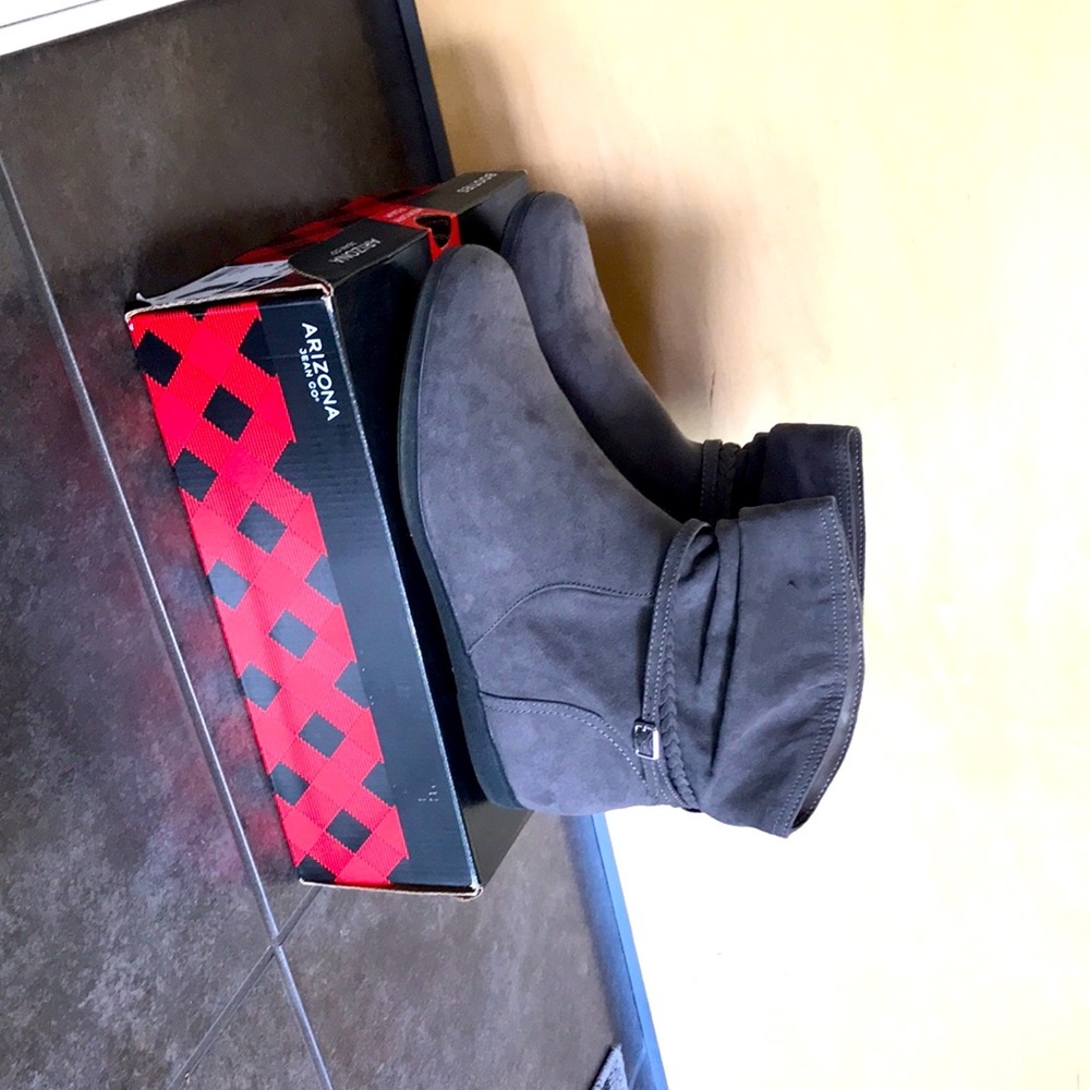 Women’s Arizona Kansas Booties, Size 11